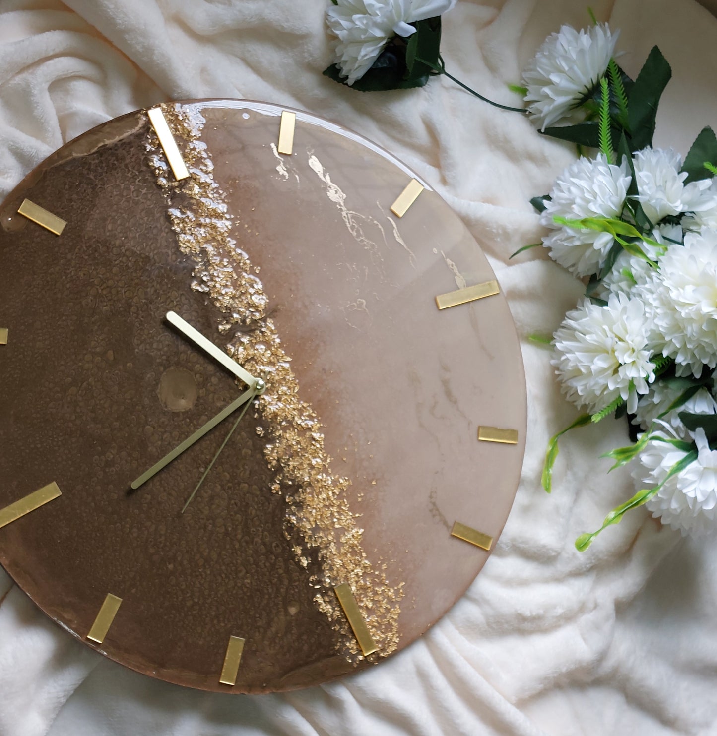 Rectangular linear indicators (slashes) made of mirrored acrylic in a shiny gold or silver color give it a simple and elegant character that makes it easy to read the time in a modern style