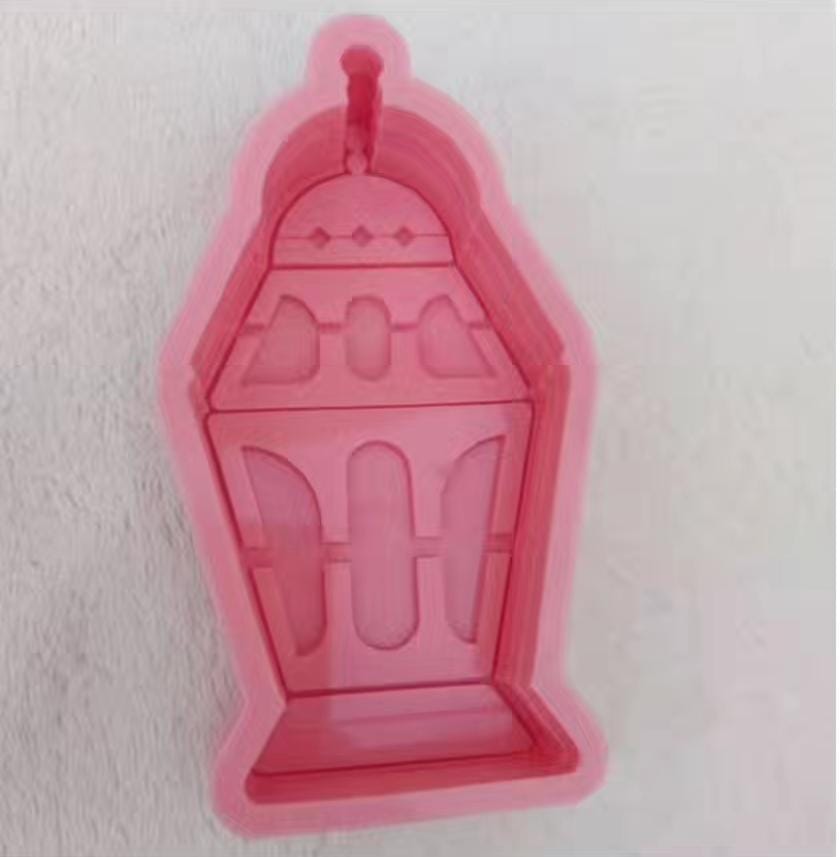 This Ramadan lantern-shaped silicone mold, designed in a geometric style using interlocking pieces, is ideal as a modern Ramadan decoration, as it can accommodate small LED lights