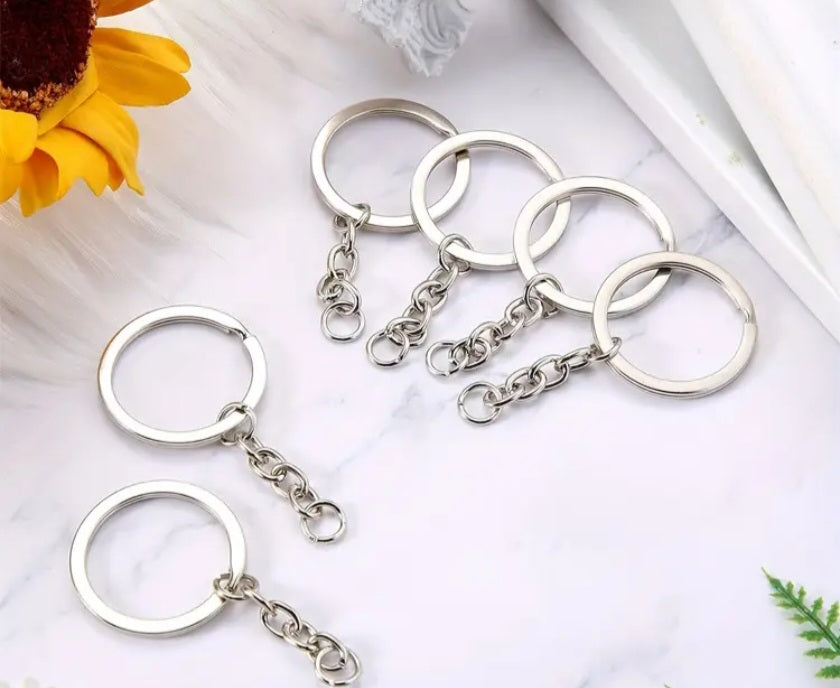 Keyrings are commonly used as key pieces in crafts and decorative arts, such as hanging resin casts or figurines