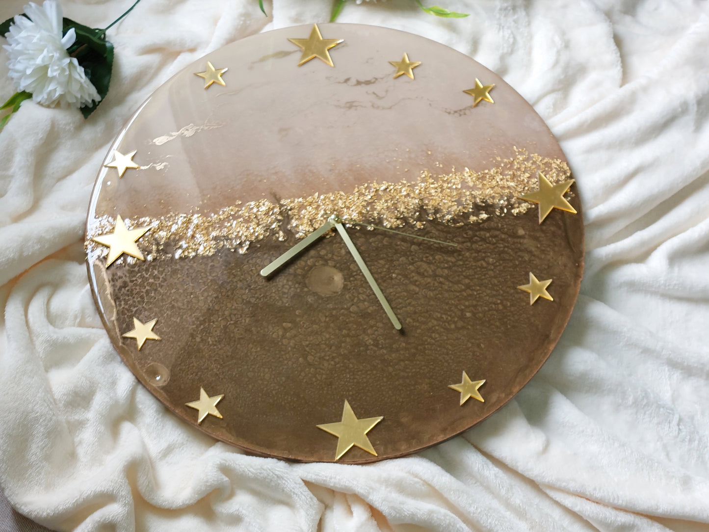 Clock numbers in the form of rectangular lines with circles, stars or squares give it a simple and elegant character that makes it easy to read the time in a modern style