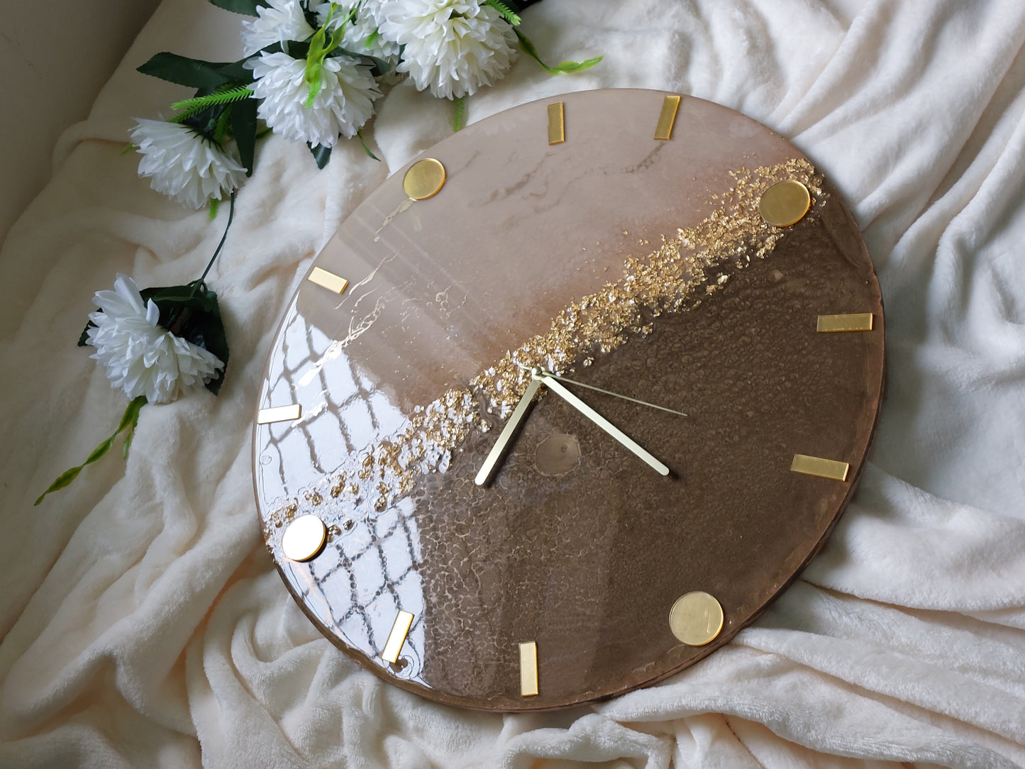 Clock numbers in the form of rectangular lines with circles, stars or squares give it a simple and elegant character that makes it easy to read the time in a modern style