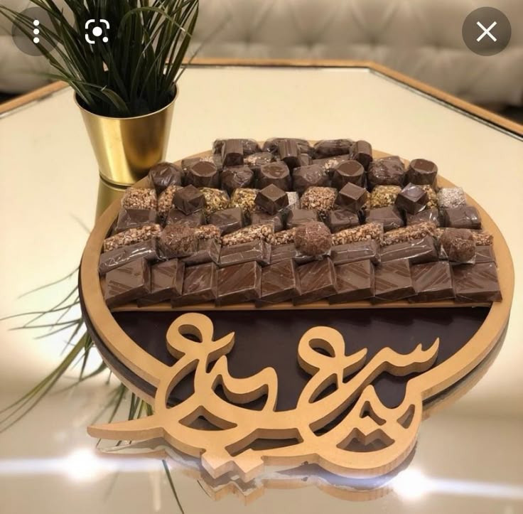 يتميز قالب السيليكون هذا بتصميم دائري مكتوب عليه كلمة "عيد سعيد" بالخط العربي في الأسفل. يمكن استخدامه للراتنج أو الفخار أو الشمع.