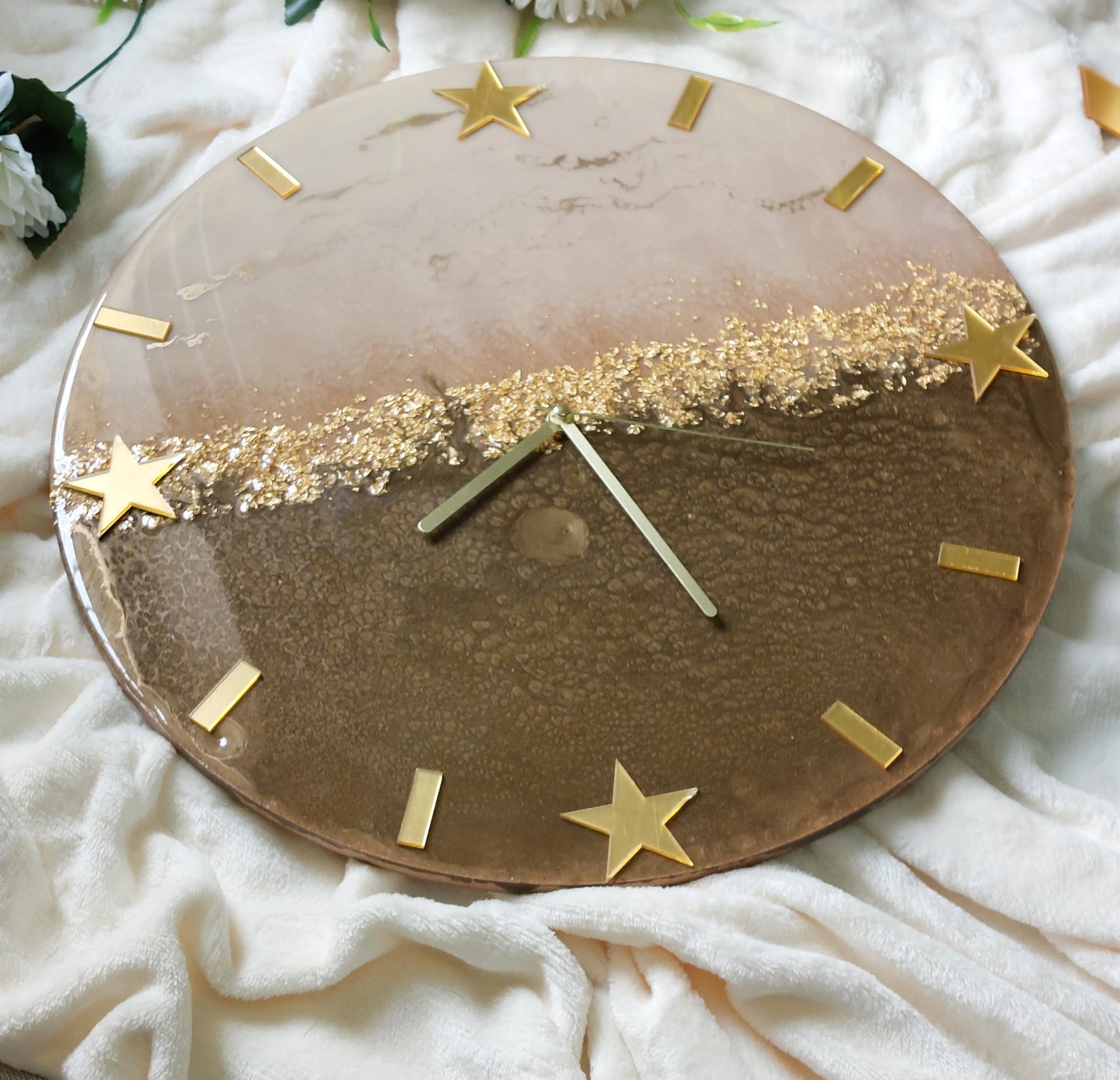 Clock numbers in the form of rectangular lines with circles, stars or squares give it a simple and elegant character that makes it easy to read the time in a modern style