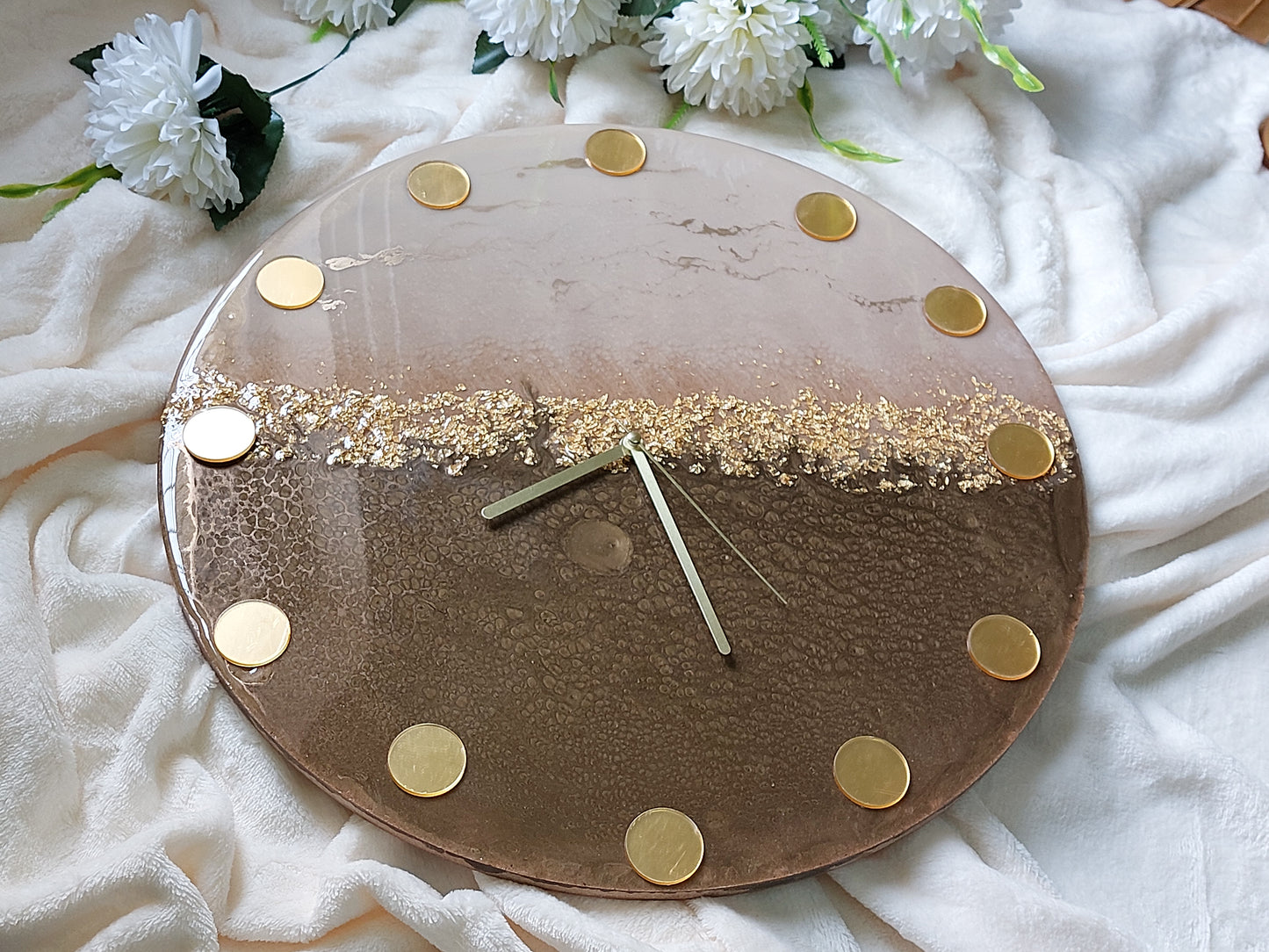 Hour numbers in the form of large and small circles combined together in the same clock, made of mirrored acrylic in shiny gold or silver color