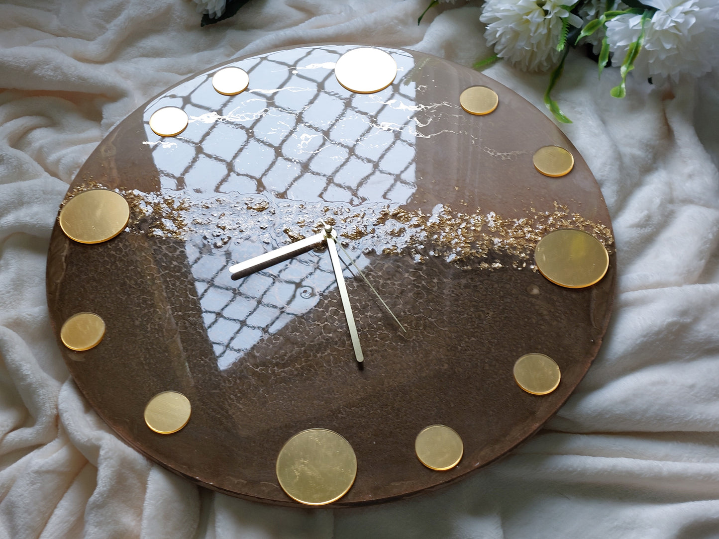 Hour numbers in the form of large and small circles combined together in the same clock, made of mirrored acrylic in shiny gold or silver color