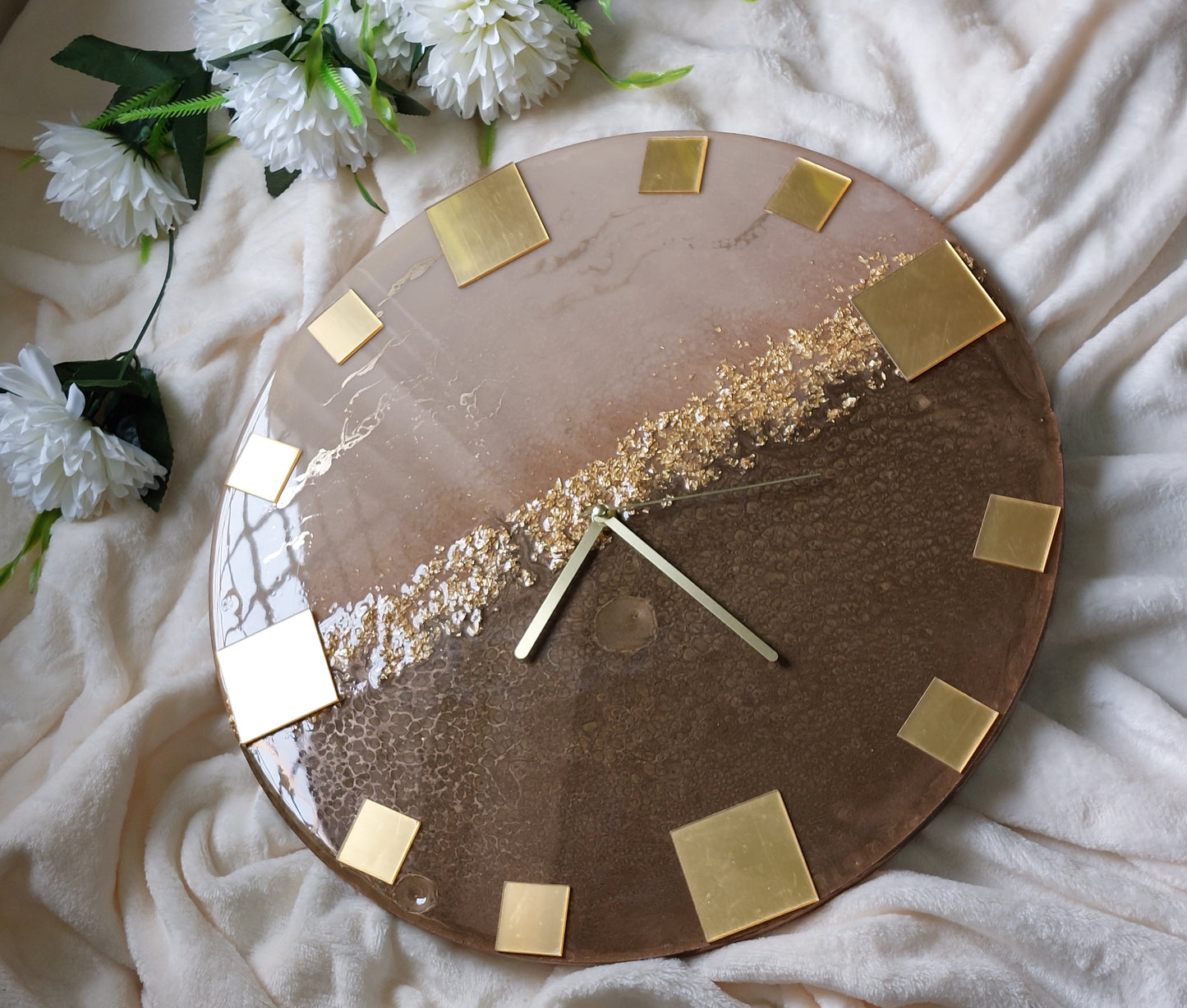 Clock numbers in the form of rectangular lines with circles, stars or squares give it a simple and elegant character that makes it easy to read the time in a modern style