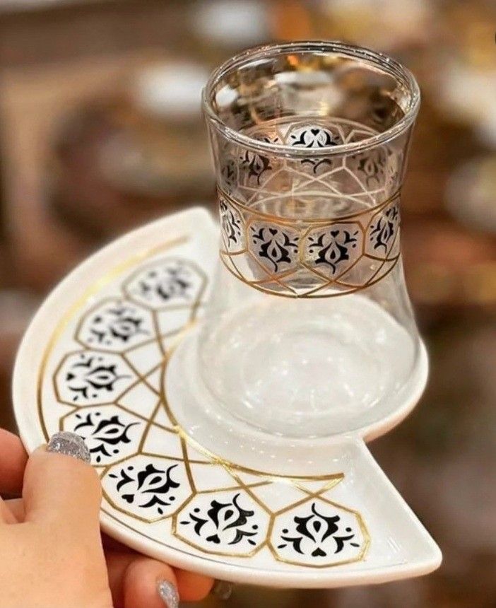يتكون قالب السيليكون من تجويف رئيسي على شكل نصف دائرة يحيط بدائرة كاملة في المنتصف، مع فواصل مستقيمة تفصل الأجزاء. ويستخدم لصب الراتنج أو الشمع أو السيراميك.