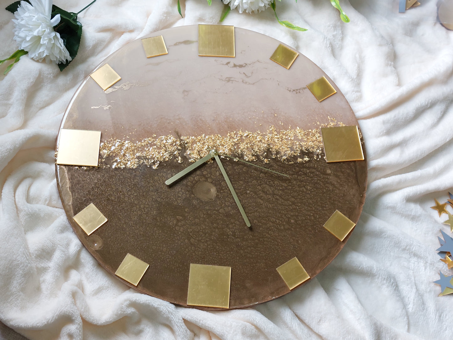 Clock numbers in the form of rectangular lines with circles, stars or squares give it a simple and elegant character that makes it easy to read the time in a modern style