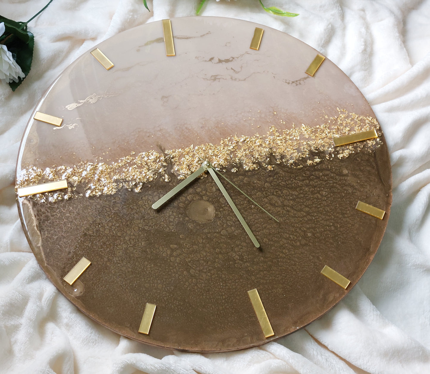 Rectangular linear indicators (slashes) made of mirrored acrylic in a shiny gold or silver color give it a simple and elegant character that makes it easy to read the time in a modern style