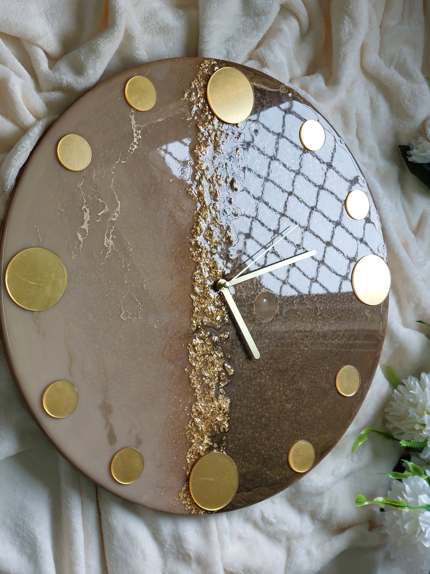 Hour numbers in the form of large and small circles combined together in the same clock, made of mirrored acrylic in shiny gold or silver color