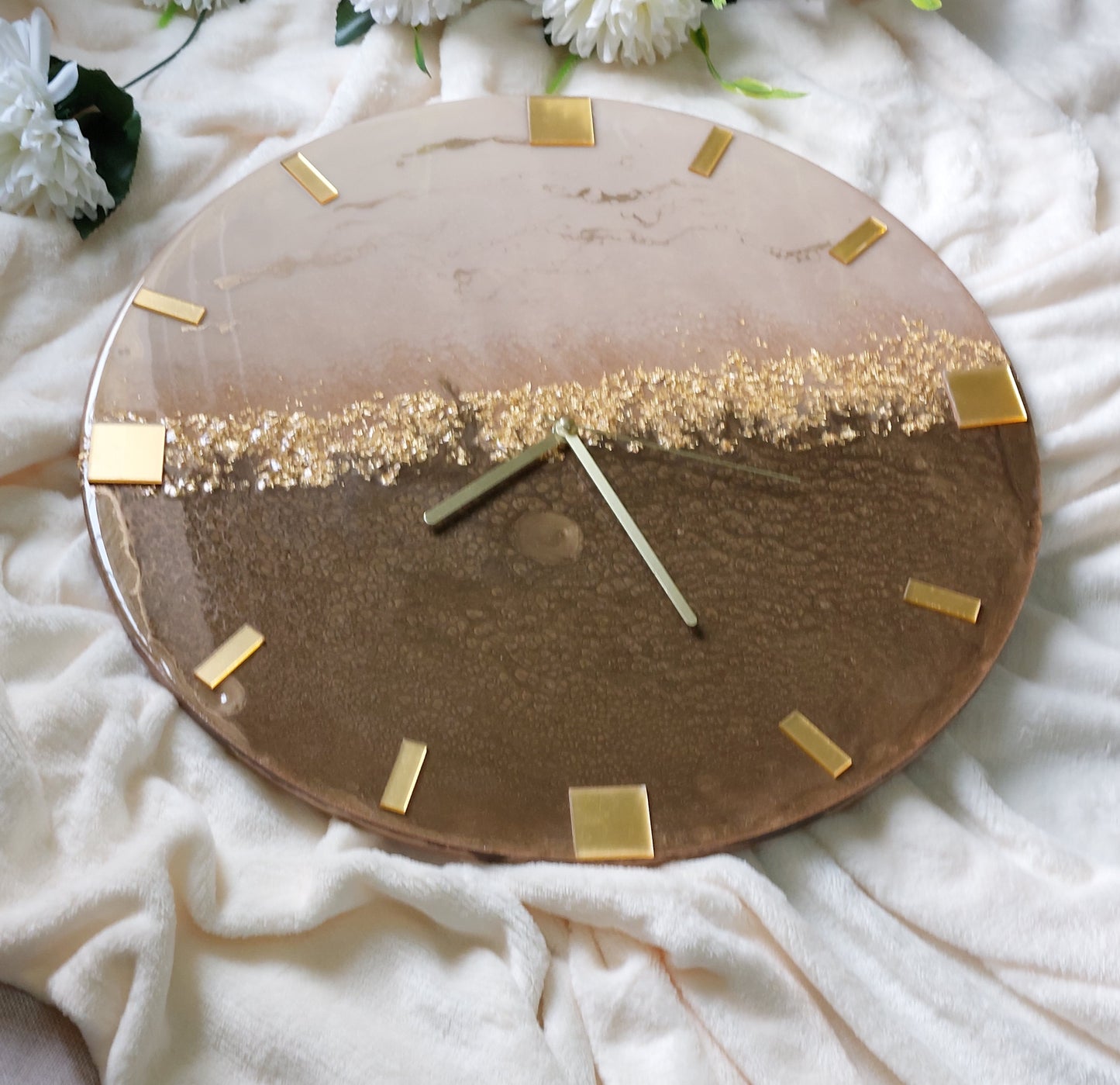Clock numbers in the form of rectangular lines with circles, stars or squares give it a simple and elegant character that makes it easy to read the time in a modern style