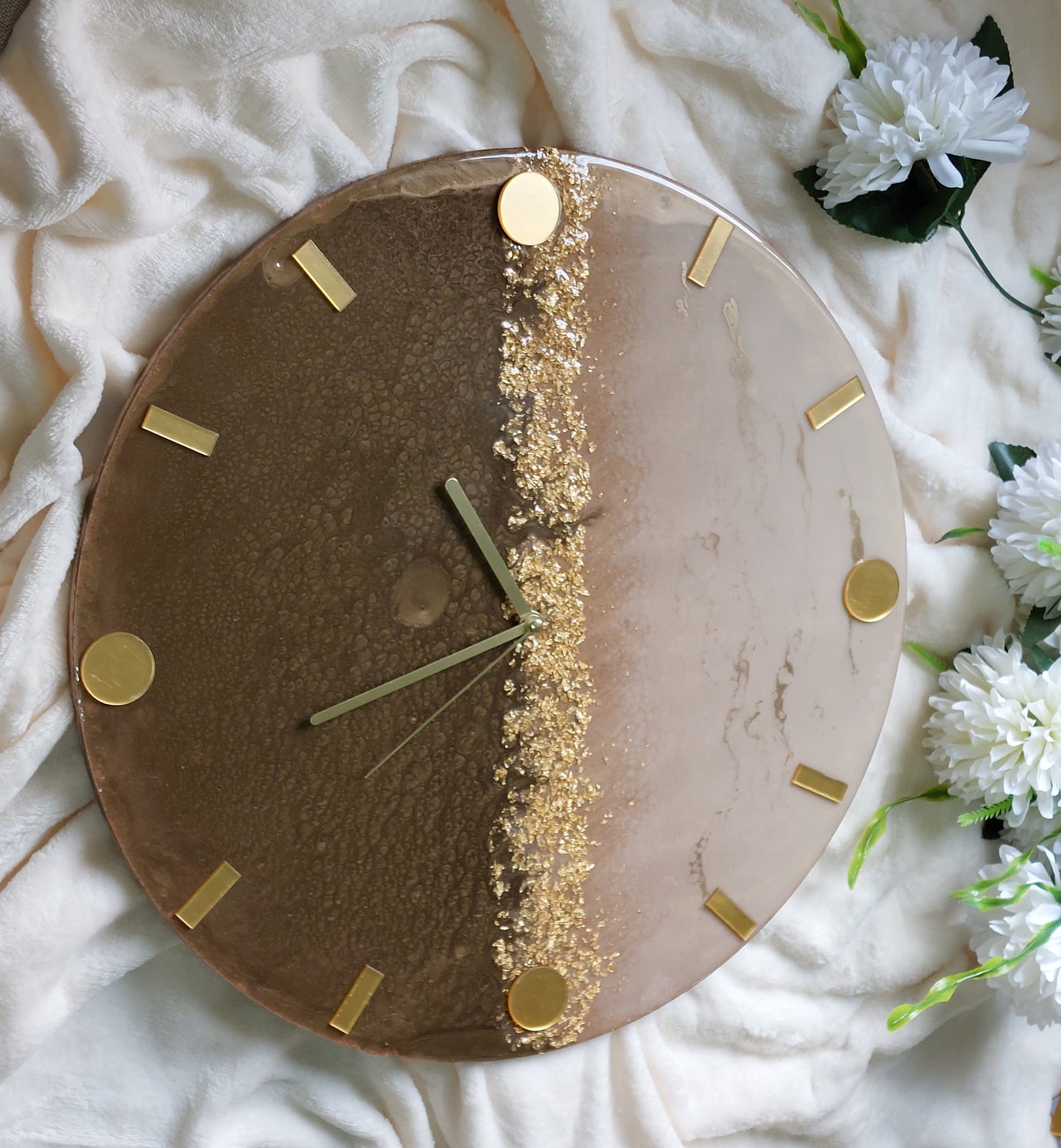 Clock numbers in the form of rectangular lines with circles, stars or squares give it a simple and elegant character that makes it easy to read the time in a modern style