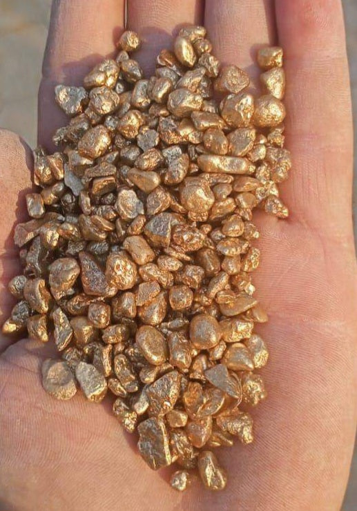 Large stones in gold and silver color are suitable for resin, plaster and candles, suitable for paintings and making tables with resin for the art