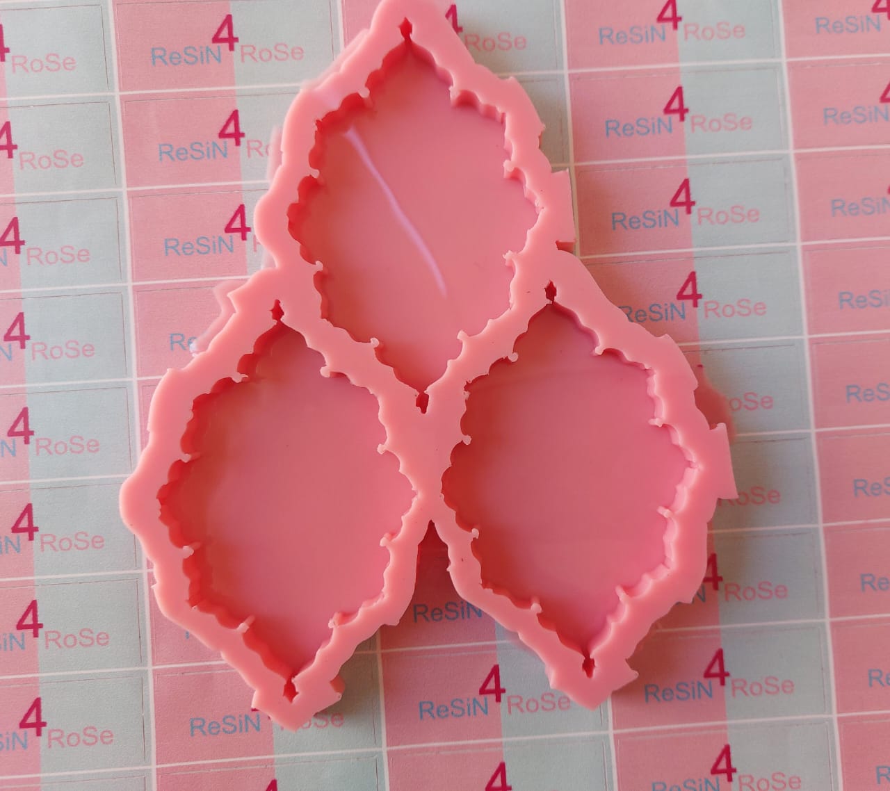A silicone mold with an elegant heritage touch, designed to make medium-sized decorative pieces or pendants, and is intended for handicrafts such as casting resin, polymer clay, or wax