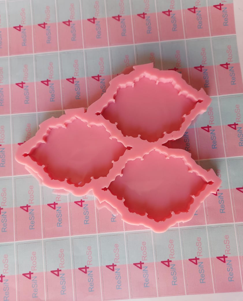 A silicone mold with an elegant heritage touch, designed to make medium-sized decorative pieces or pendants, and is intended for handicrafts such as casting resin, polymer clay, or wax