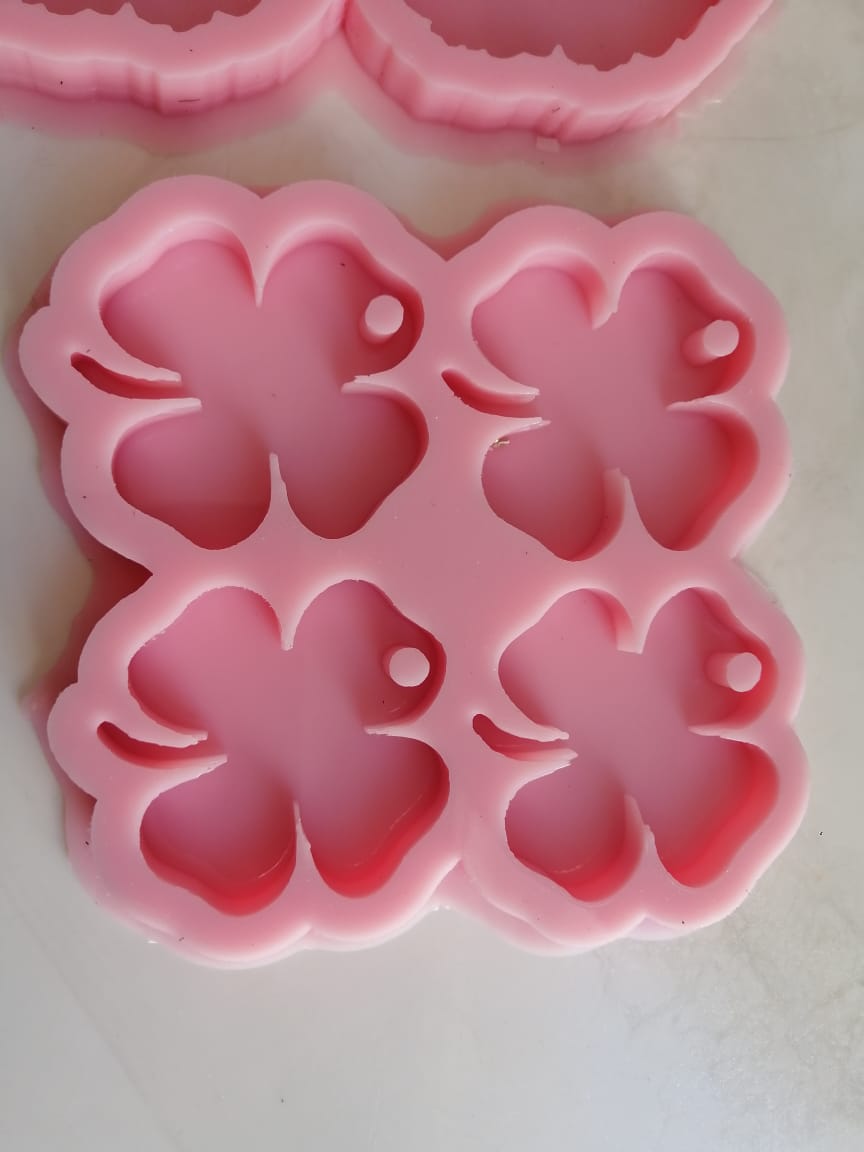 This silicone mold, designed to create nature-inspired shapes, features four identical cavities in the form of a four-petaled rose. It's a wonderful choice for crafting simple yet expressive handmade gifts with an optimistic theme