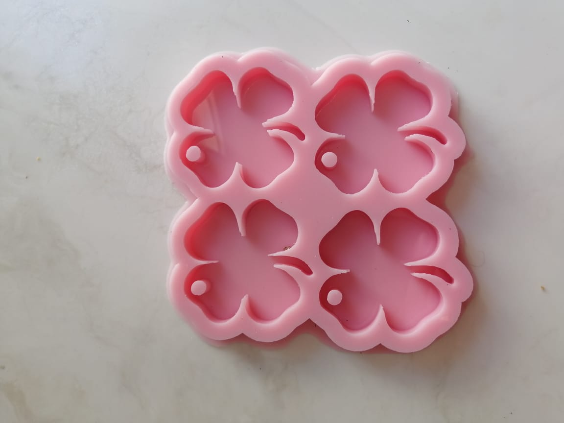 This silicone mold, designed to create nature-inspired shapes, features four identical cavities in the form of a four-petaled rose. It's a wonderful choice for crafting simple yet expressive handmade gifts with an optimistic theme