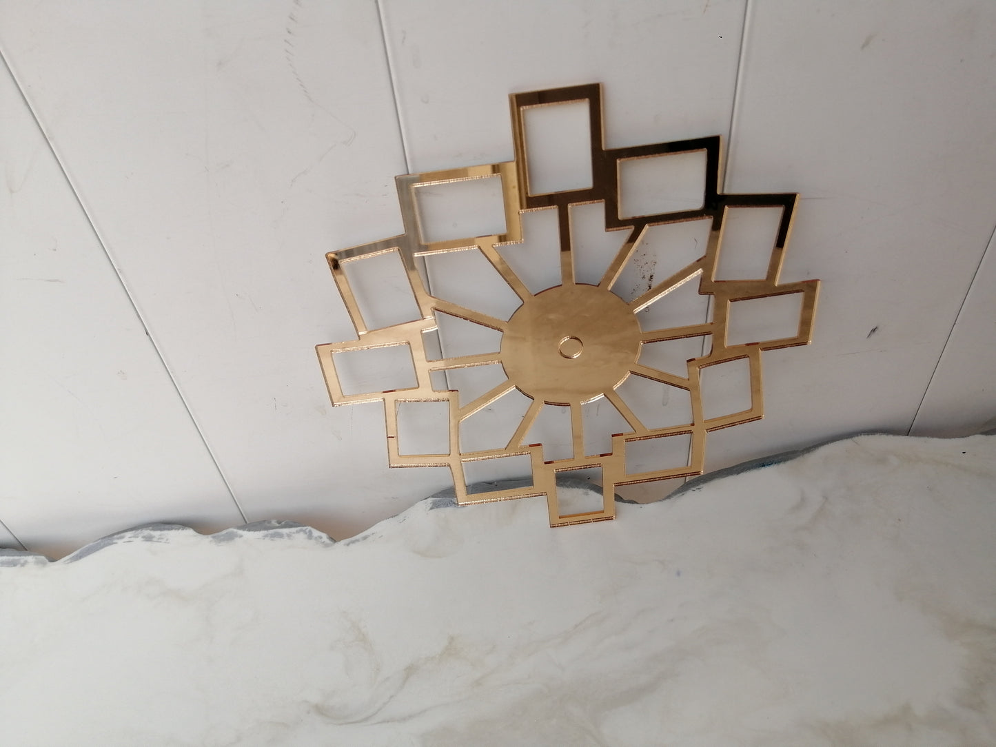 A luxurious work of art combining modern aesthetics with superior functionality, designed for the manufacture of wall clocks and the precise placement of the 12 numbers or hands without the need for manual measurements
