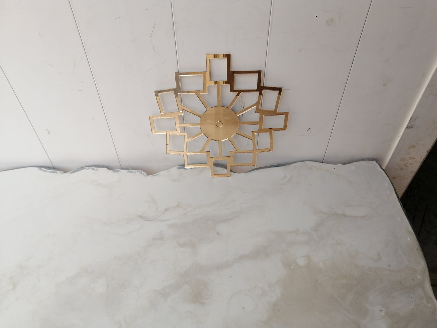 A luxurious work of art combining modern aesthetics with superior functionality, designed for the manufacture of wall clocks and the precise placement of the 12 numbers or hands without the need for manual measurements