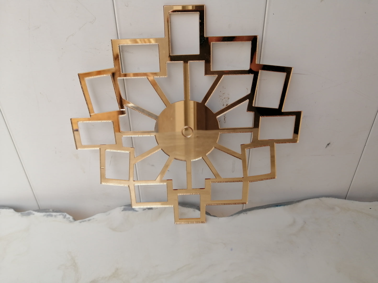 A luxurious work of art combining modern aesthetics with superior functionality, designed for the manufacture of wall clocks and the precise placement of the 12 numbers or hands without the need for manual measurements