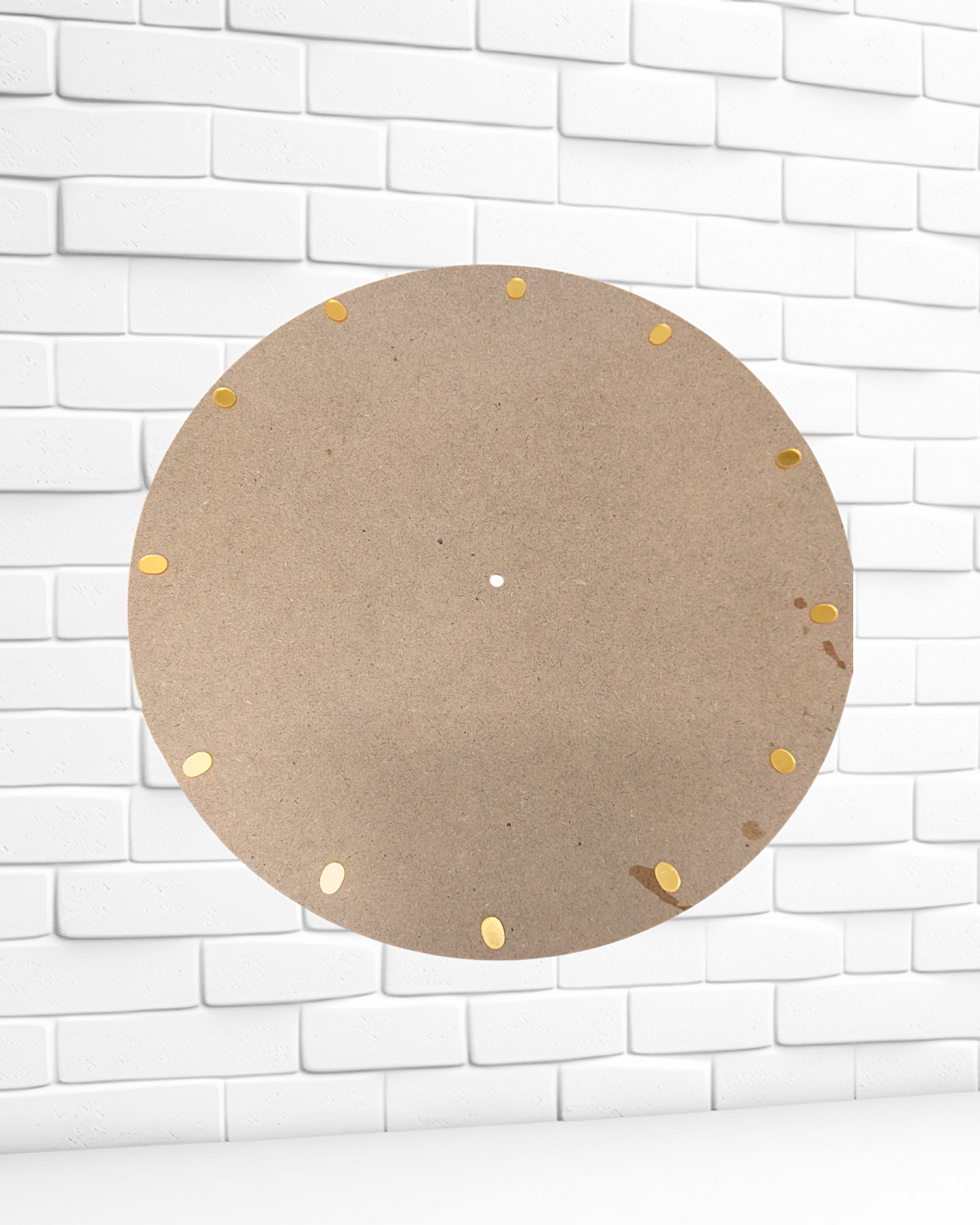 Clock numbers in the shape of small circles made of mirrored acrylic in shiny gold or silver
