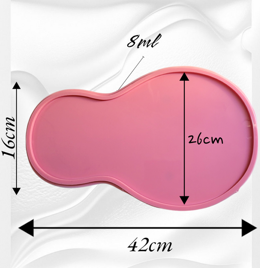 This irregularly shaped, pear-shaped silicone mold is ideal for crafting and making serving trays. The mold features a streamlined design. Overall length: 42 cm. Width of the widest part: 26 cm. Width of the narrowest part: 16 cm. Depth: 8 mm.