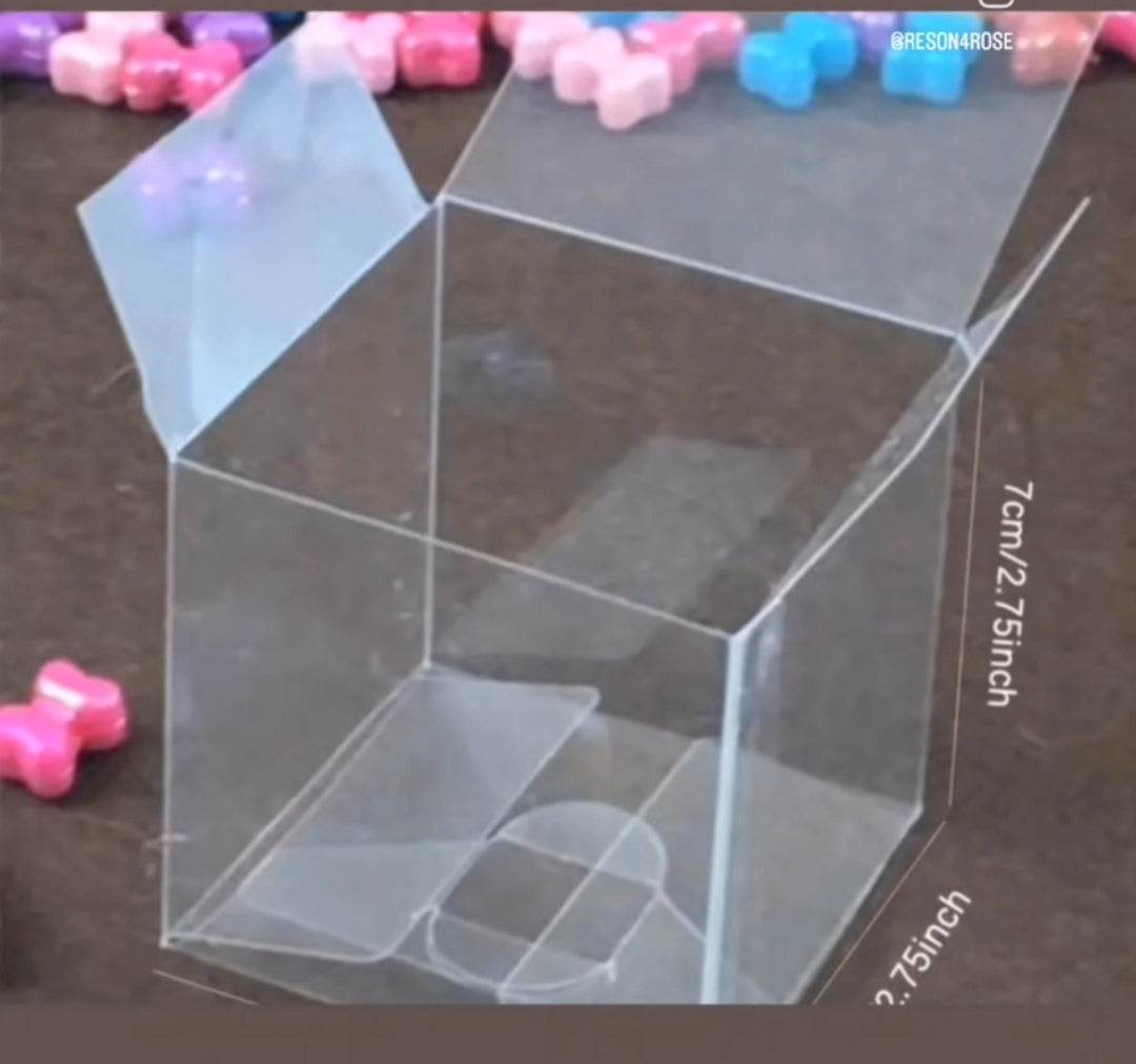 Clear plastic packaging box with a golden base  5 pieces