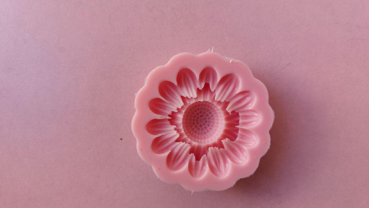 A relatively small, round mold, designed to produce the shape of a sunflower or daisy.