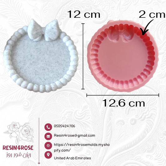 A round mold with a medium diameter, featuring regularly wavy outer edges