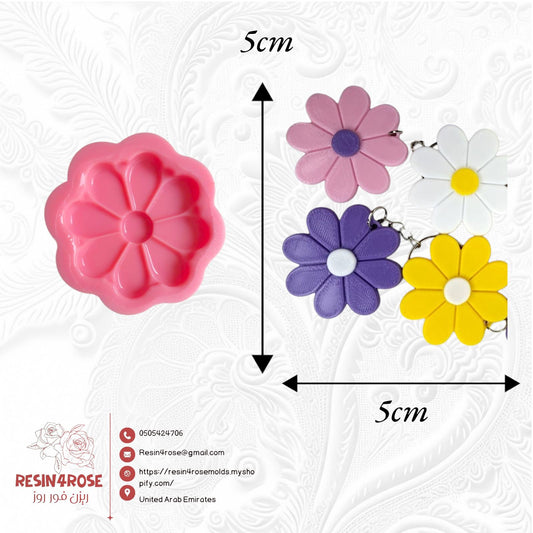 A silicone mold designed with a daisy-shaped cavity with eight petals and a circular cavity in the center, measuring 5 cm in length and width.