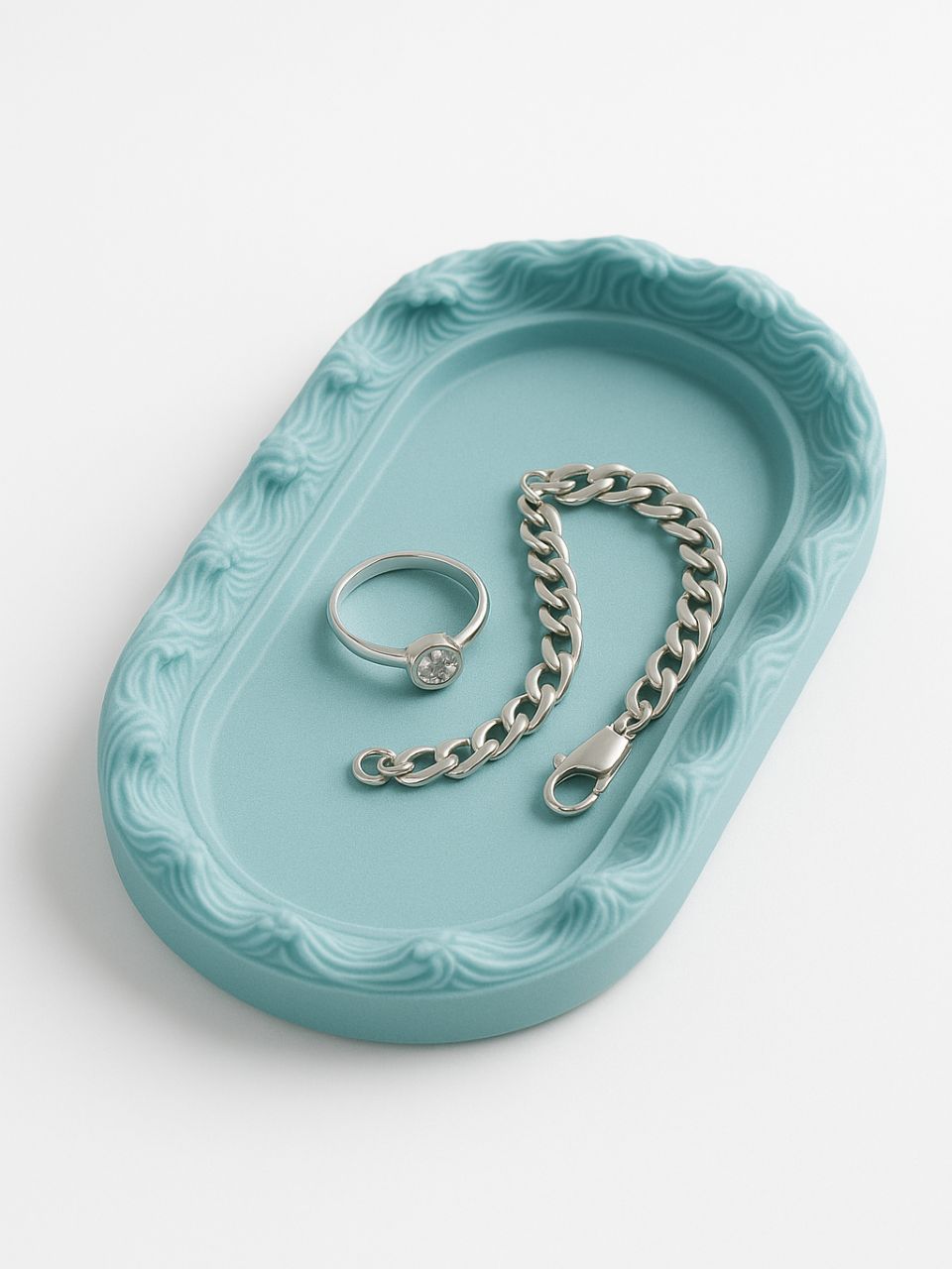 An oval-shaped silicone mold designed for casting decorative-edged trays. Suitable for resin, wax, ceramics, or polymer clay. Length: 12 cm  Width: 7 cm