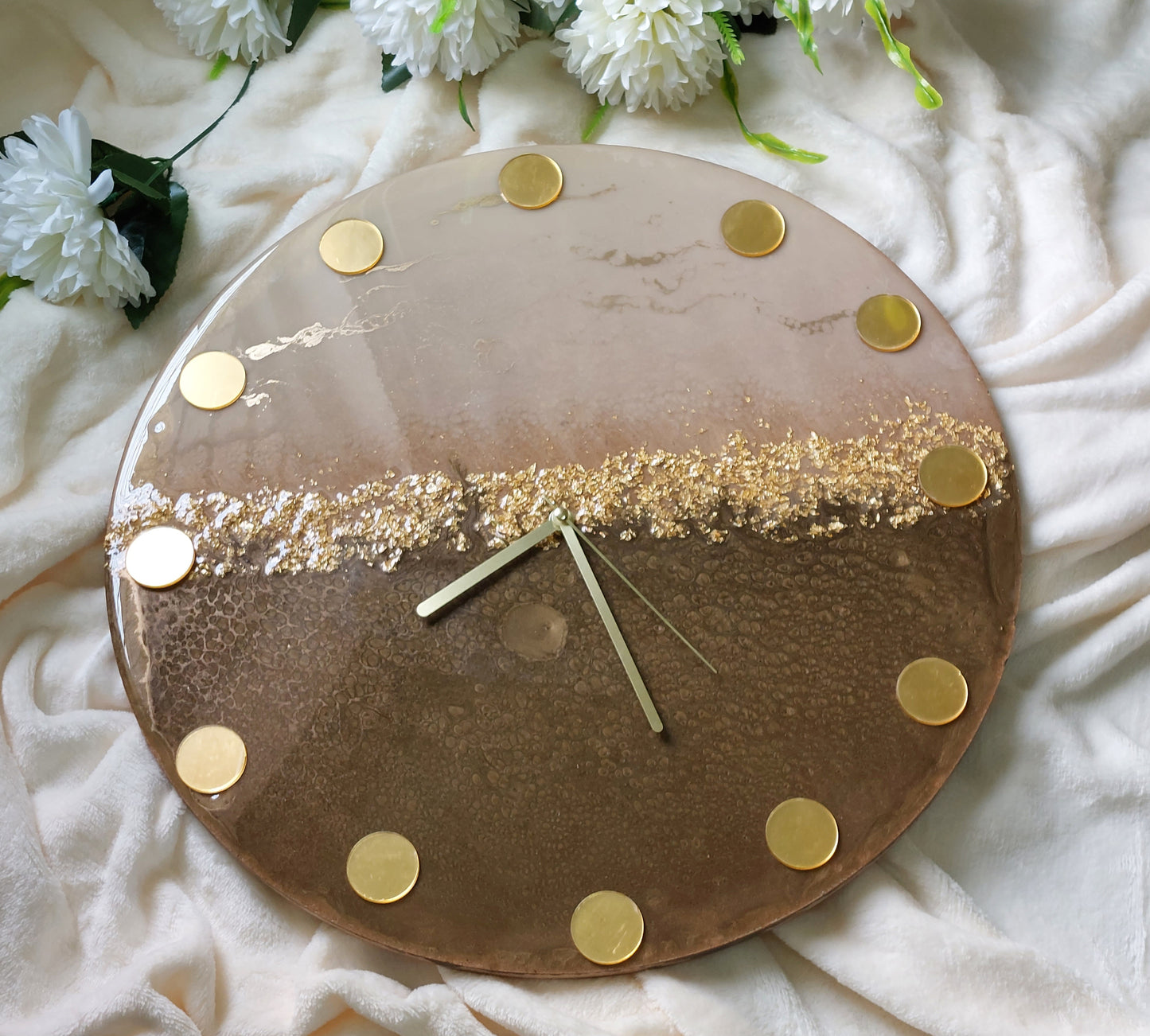 Hour numbers in the form of large and small circles combined together in the same clock, made of mirrored acrylic in shiny gold or silver color