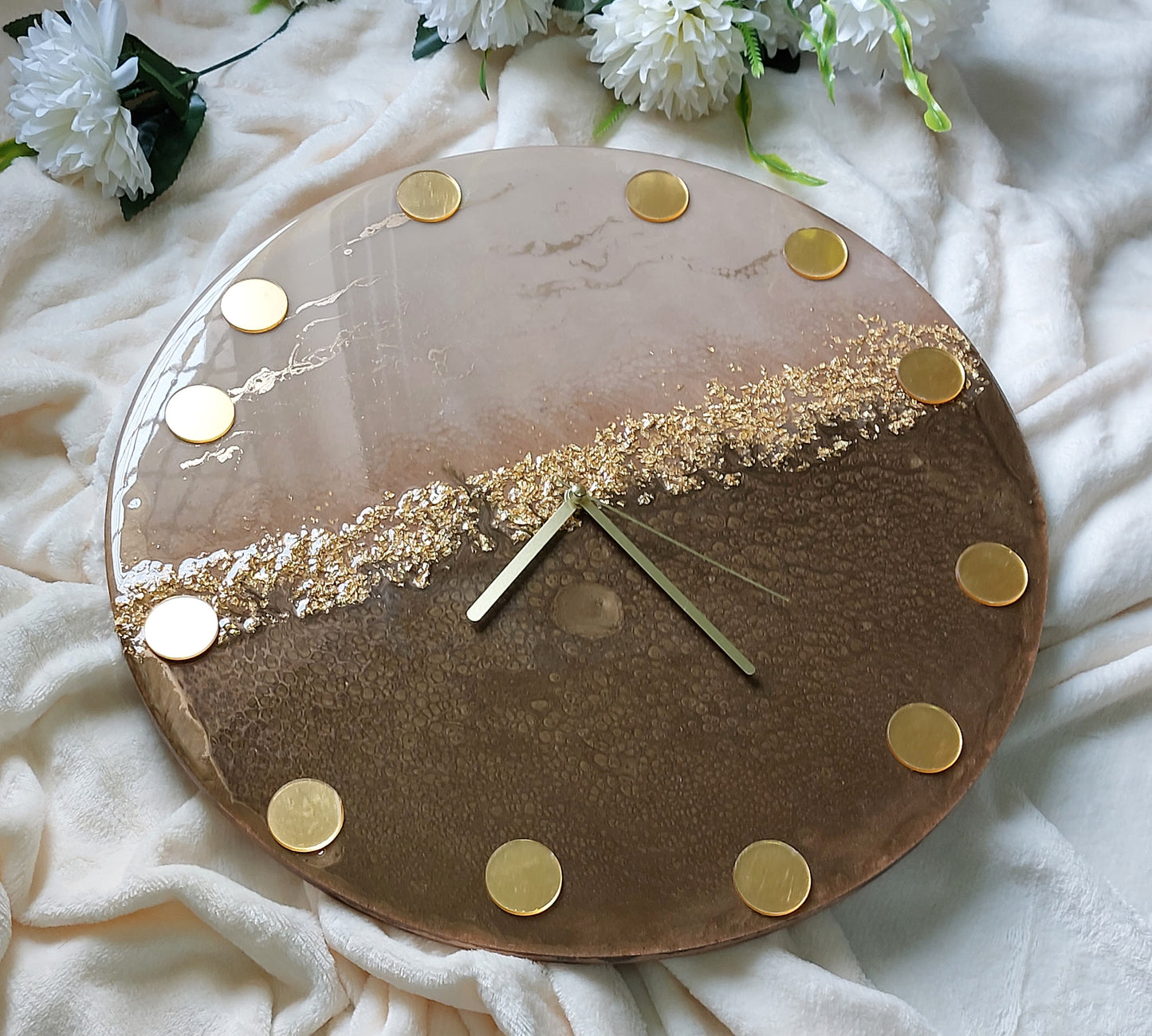 Hour numbers in the form of large and small circles combined together in the same clock, made of mirrored acrylic in shiny gold or silver color