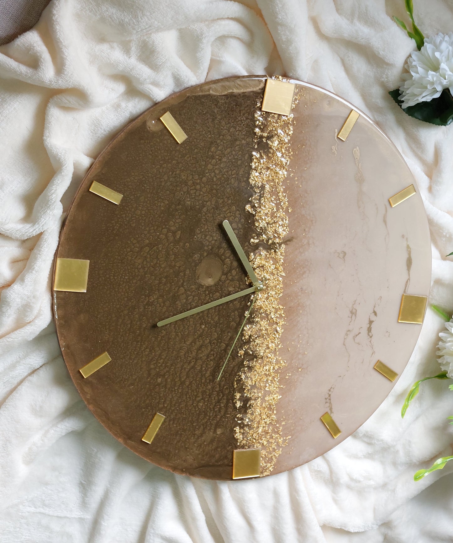 Clock numbers in the form of rectangular lines with circles, stars or squares give it a simple and elegant character that makes it easy to read the time in a modern style