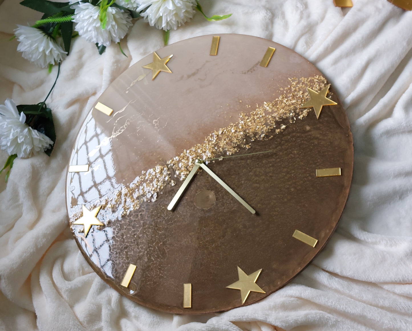 Clock numbers in the form of rectangular lines with circles, stars or squares give it a simple and elegant character that makes it easy to read the time in a modern style