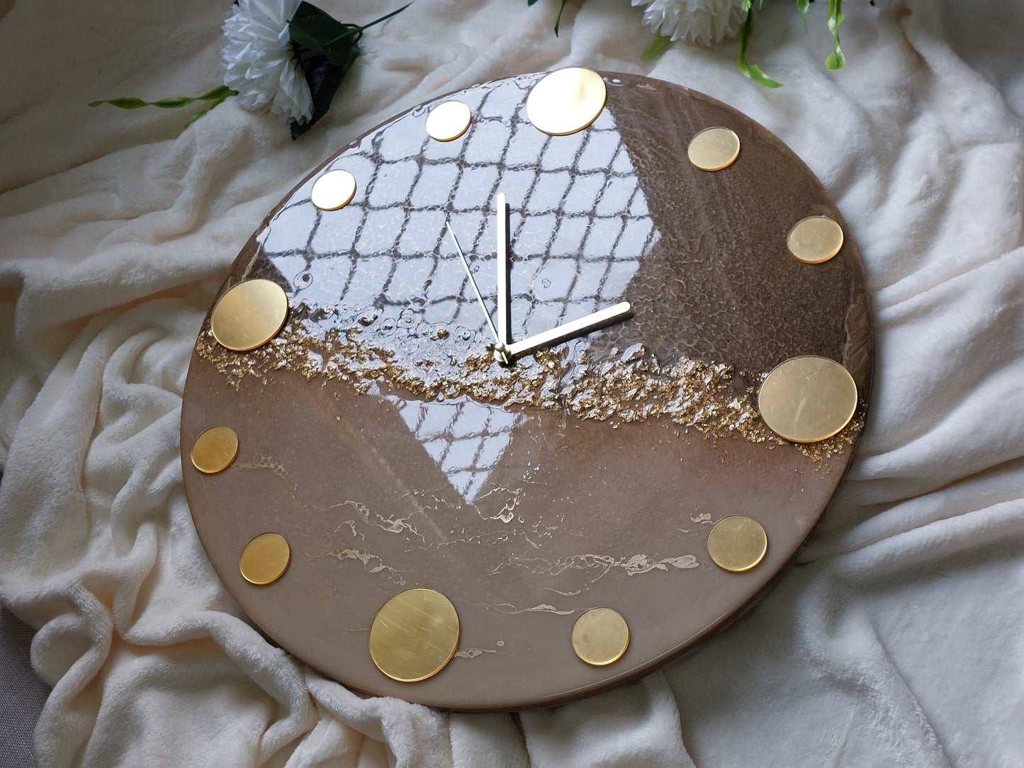Hour numbers in the form of large and small circles combined together in the same clock, made of mirrored acrylic in shiny gold or silver color