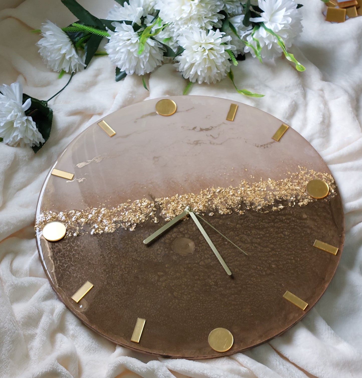 Clock numbers in the form of rectangular lines with circles, stars or squares give it a simple and elegant character that makes it easy to read the time in a modern style